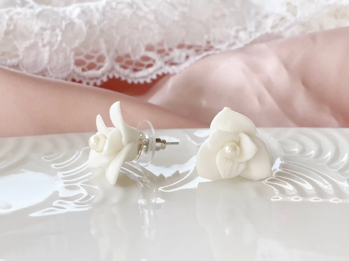 Silberne Blumen Braut Ohrstecker | SOPHIE – Bild 3