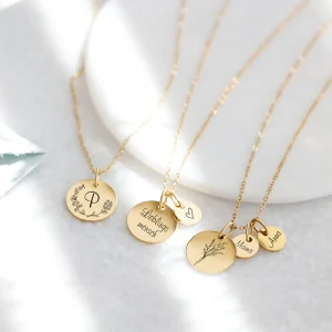 Personalisierte Familienkette mit großen und kleinen Gravurplättchen