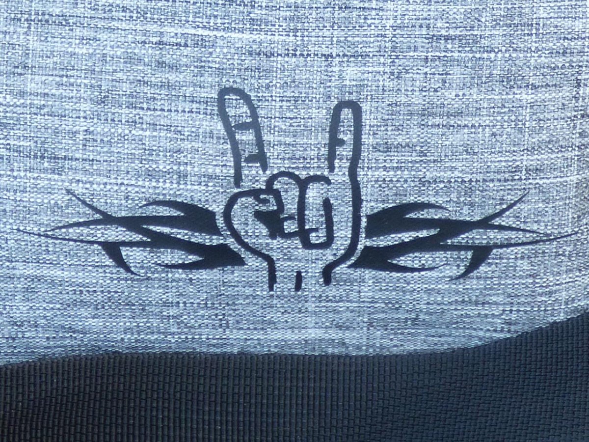 Kleine Umhängetasche mit Metal Hand | Pommesgabel und Tribal – Bild 5