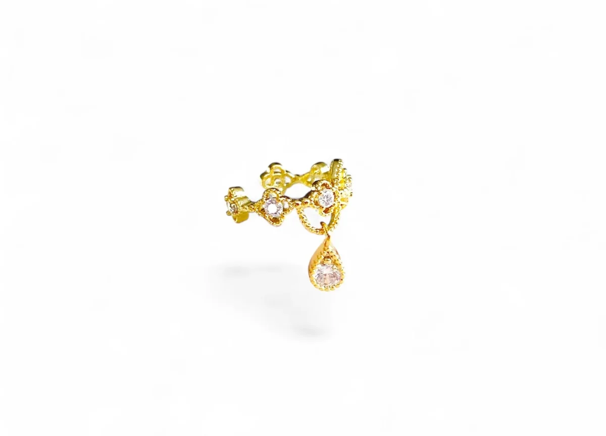 Zarter Earcuff mit Glitzer Tropfen Anhänger